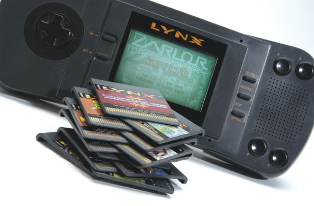 Atari Lynx s několika herními cartridgi