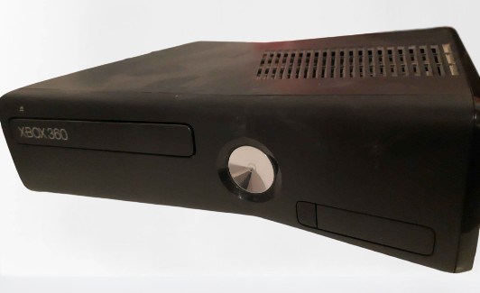 Xbox 360 S model zepředu