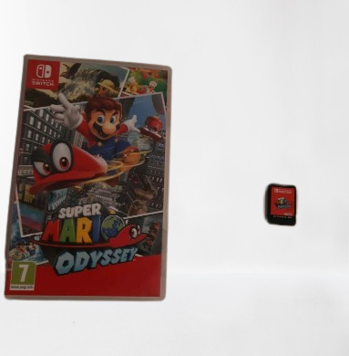 Nalevo Nintendo Switch kryt na cartridge a napravo herní cartridge s hrou Super Mario Odyssey pro Nintendo Switch